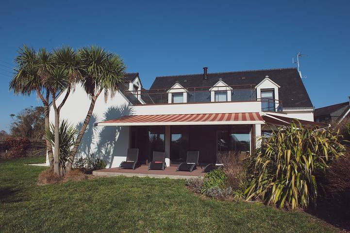 Location de vacances pour 12 personnes, avec Jacuzzi et Terrasse ainsi que Jardin et Sauna dans Plage Trenez