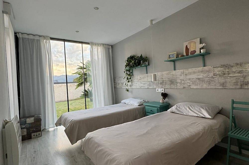 House with garden and pool 5 minutes from the beaches in Boiro, Rías Baixas