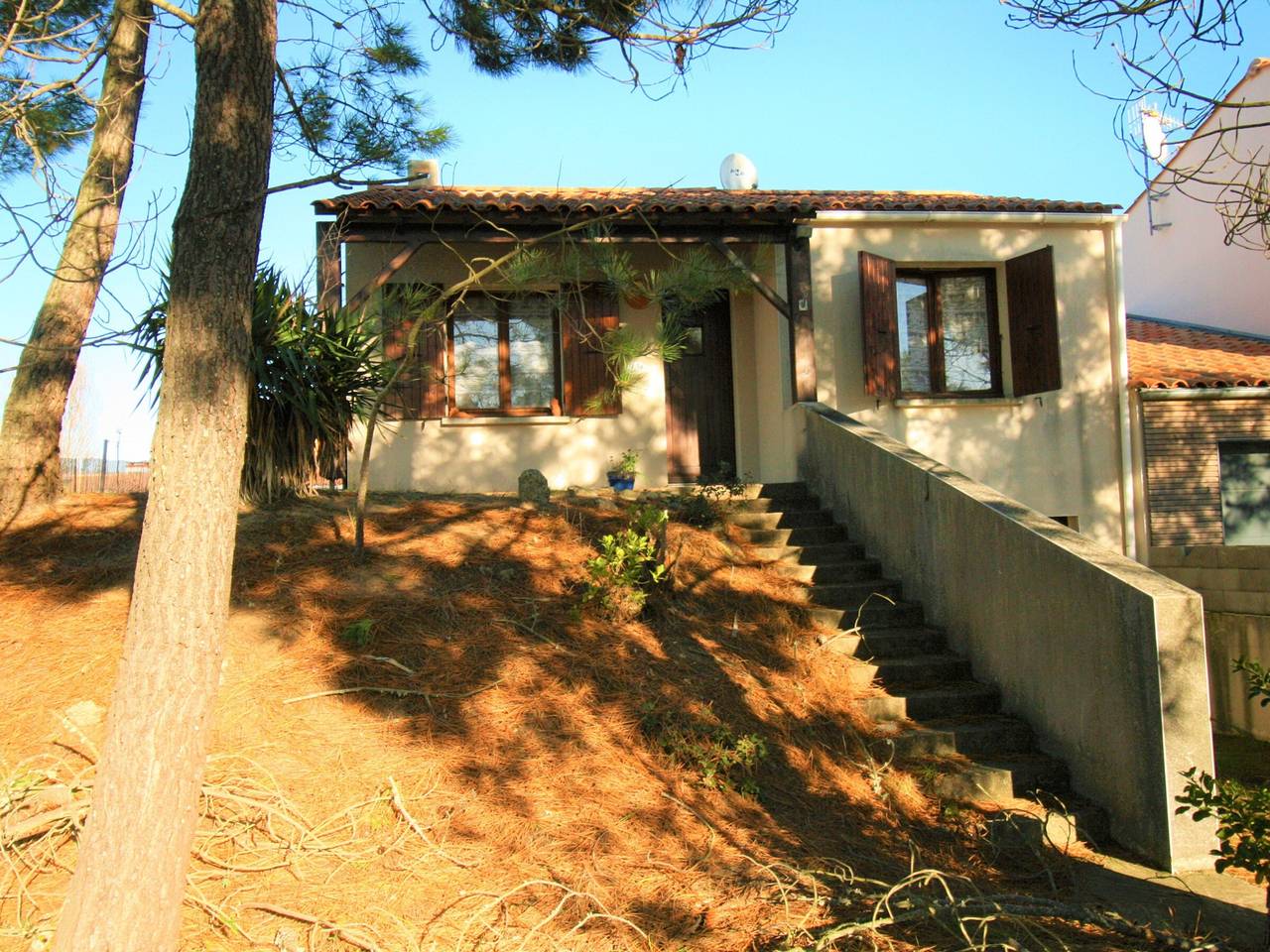 Maison boisée proche de la plage des Coraux, 2 chambres, terrasse, parking et jardin in La Tranche-sur-Mer, Vendée