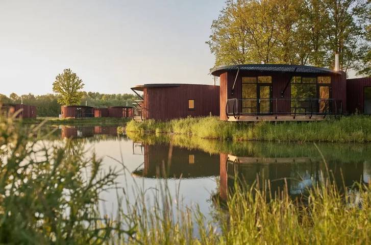 Chalet pour 4 personnes, avec Balcon/Terrasse et Terrasse ainsi que Jardin et Vue sur le lac en Belgique