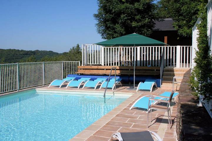 Gîte pour 14 personnes, avec piscine et terrasse à Montclar (Aveyron)