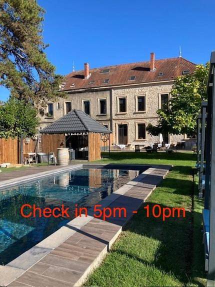 Gîte pour 3 personnes, avec jardin ainsi que terrasse et piscine, animaux acceptés à La Tour-du-Pin