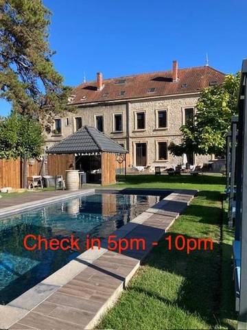 Maison d’hôte pour 2 personnes, avec piscine ainsi que jardin et terrasse, animaux acceptés dans l' Isère