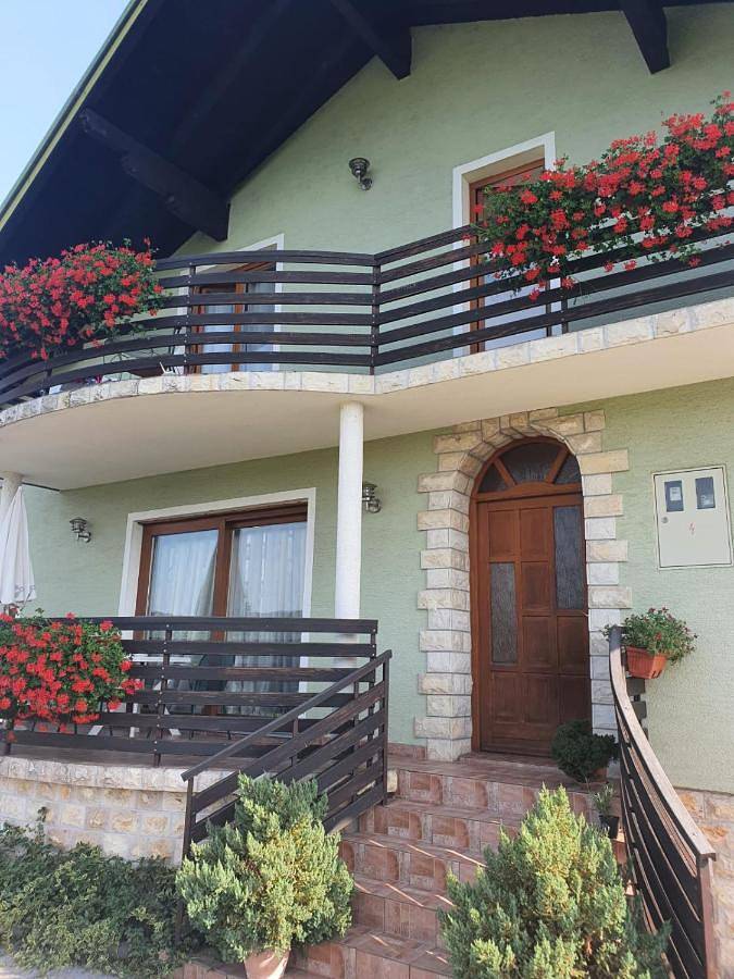 Ferienhaus für 4 Personen, mit Balkon und Terrasse sowie Pool und Ausblick