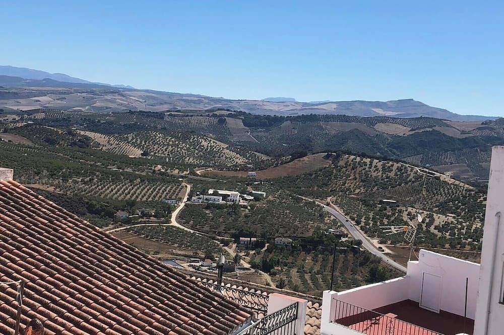 Quirky but stylish townhouse, heart of the old town, stunning views from terrace in Olvera, White Villages