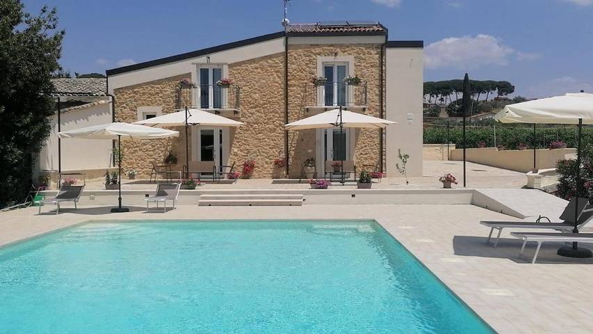 Location de vacances pour 11 personnes, avec vue ainsi que jardin et piscine à Mazzarino