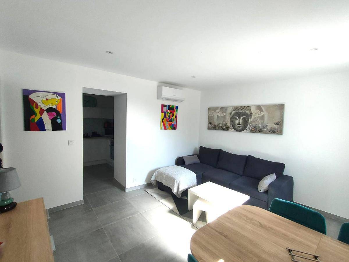 Appartement entier, 2 pièces en Rdc climatisé avec terrasse et parking privé in Bédarieux, Région de Béziers