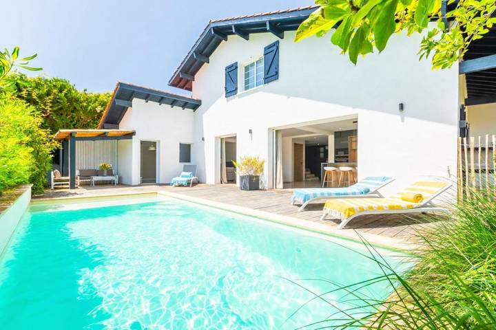 Location de vacances pour 10 personnes, avec terrasse ainsi que jardin et piscine dans Office De Tourisme De Guethary