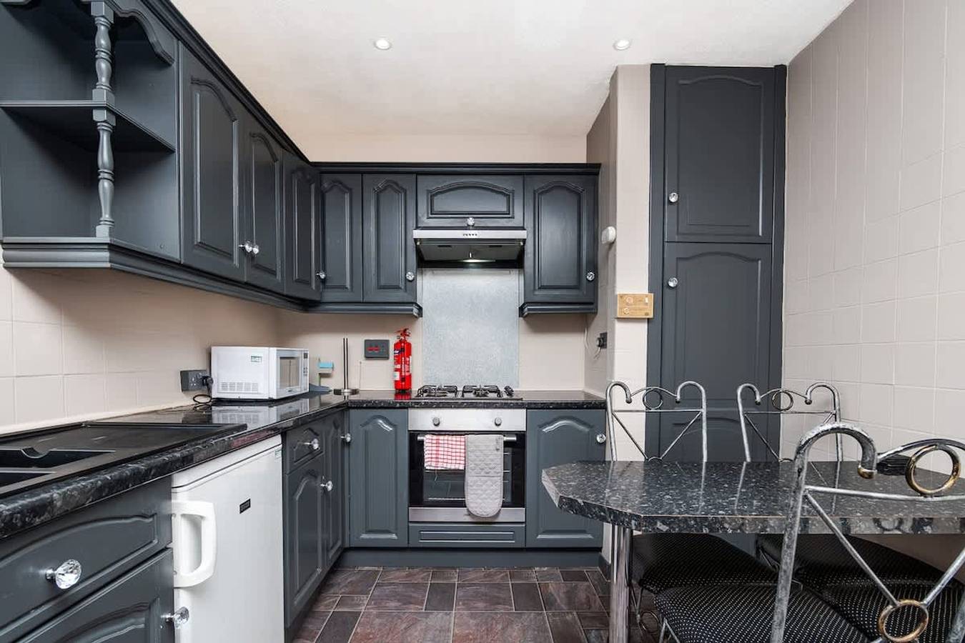 4 Bedroom House - Free Parking in Aberdeen, Aberdeenshire