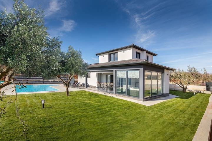 Ferienhaus für 7 Personen, mit Balkon/Terrasse und Garten sowie Pool in Kastelir