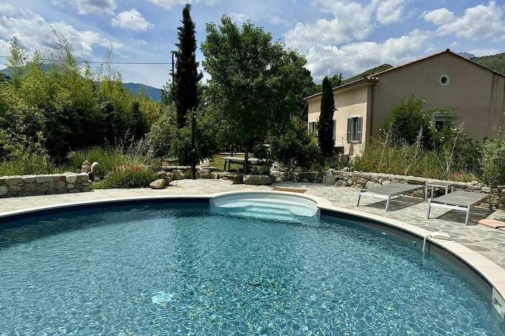 Location de vacances pour 8 personnes, avec jardin dans Francardo