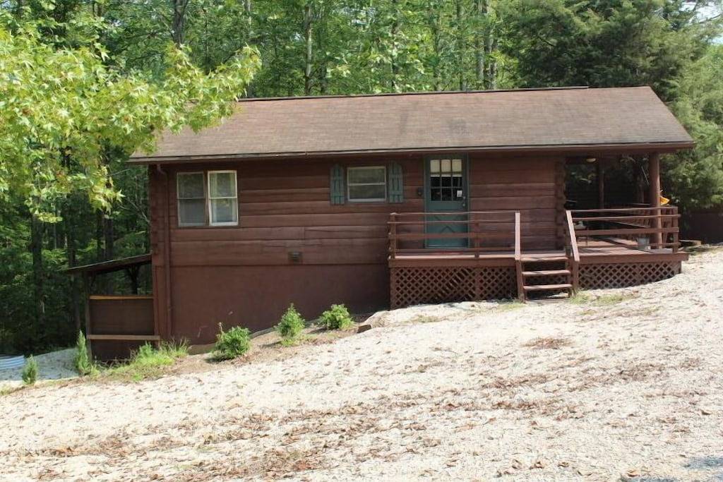 Log Cabin 7 with Hot Tub at Osborn Boat Ramp at Patoka Lake in Patoka Lake