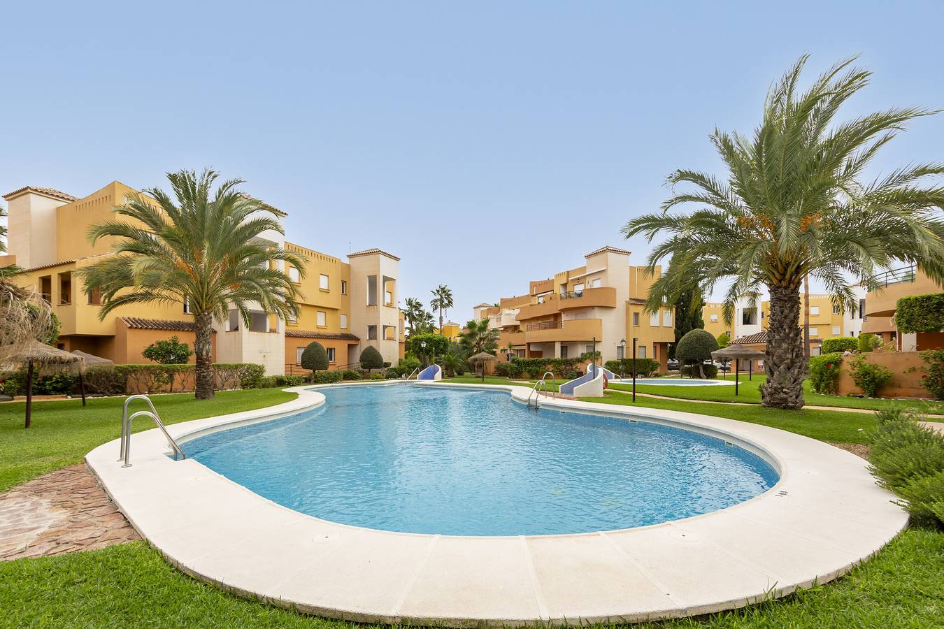 Entire apartment, Apartment 'En Urbanización Nudista' with Shared Pool, Wi-Fi and Air Conditioning in Playas de Vera, Vera