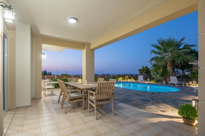 Location de vacances pour 6 personnes, avec jardin ainsi que piscine et vue, adapté aux familles dans Milatos Beach - 2