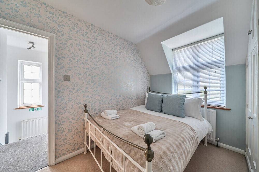 Spacious Surrey Home | Garden | Fast London Links - Pass the Keys in Woking, Surrey