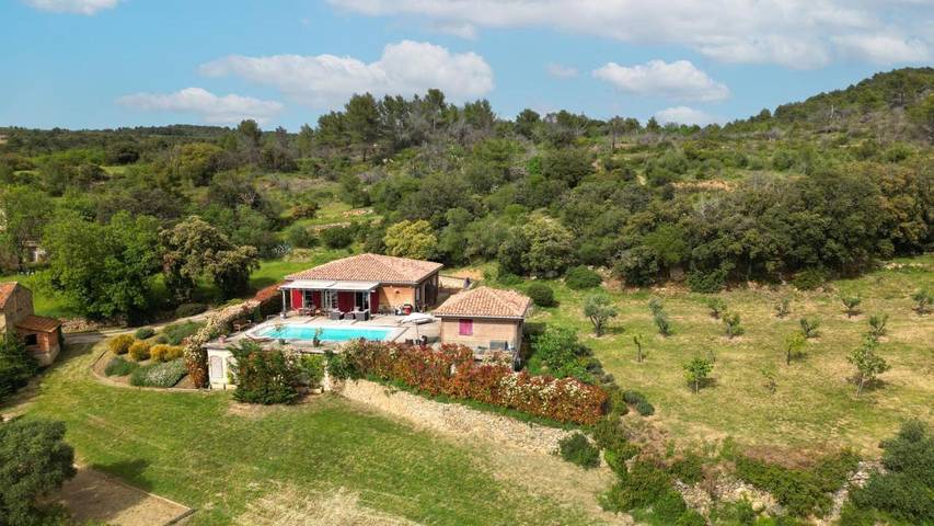 Location de vacances pour 8 personnes, avec terrasse ainsi que jardin et piscine, animaux acceptés à Aigues-Vives (Hérault) - 2