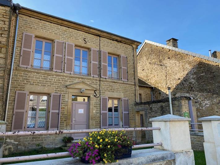 Gîte pour 11 personnes, avec jardin ainsi que jacuzzi et sauna, animaux acceptés dans les Ardennes