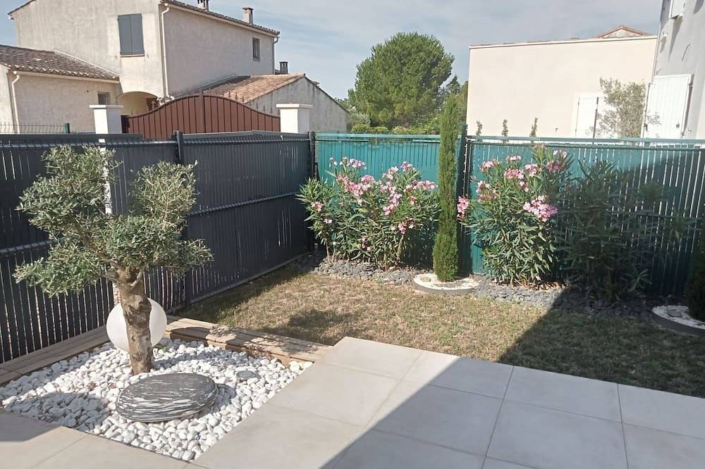 Entire apartment, Les Lauriers Roses in Fontvieille, Arles region