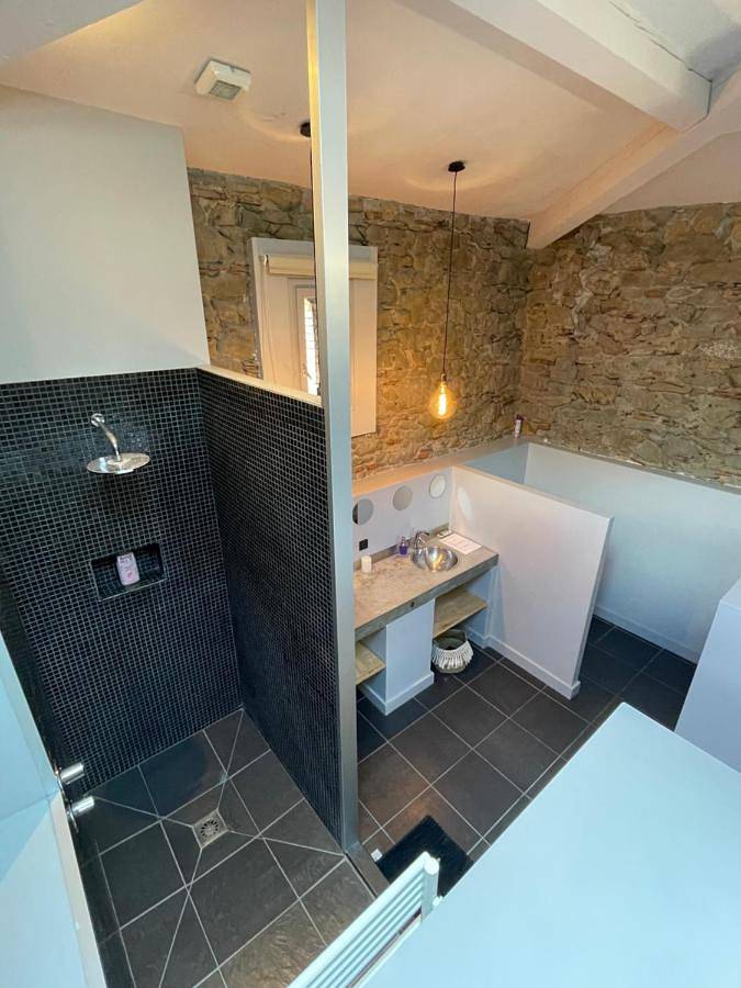 Location de vacances pour 2 personnes, avec terrasse ainsi que piscine et jardin à Trèbes - 3