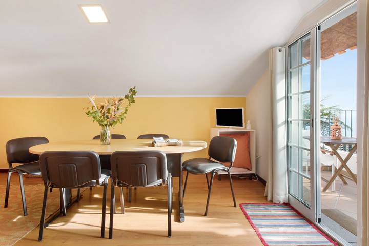 Entire apartment, Attic in 'Casa Amarela' with Sea & Mountain View, Wi-Fi, Garden, Parking & Garden in Caniço, Madeira