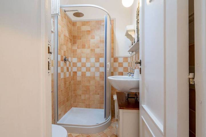 Ganze Wohnung, Guesthost - Lovely apartment that hosts up to 2 people, located in an old farmhouse dating back to the 19th century, furnished with taste and meticulous recovery of the original materials. The accommodation is located in Cozzana, a quiet and verdant dist in San Bartolomeo (Bari), Monopoli