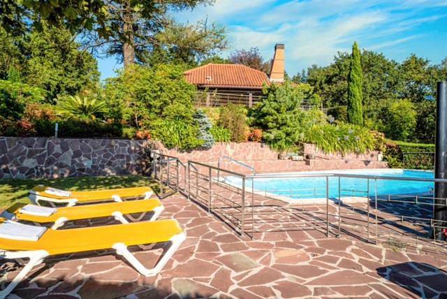 Location de vacances pour 12 personnes, avec Terrasse ainsi que Jardin et Piscine à Hernani