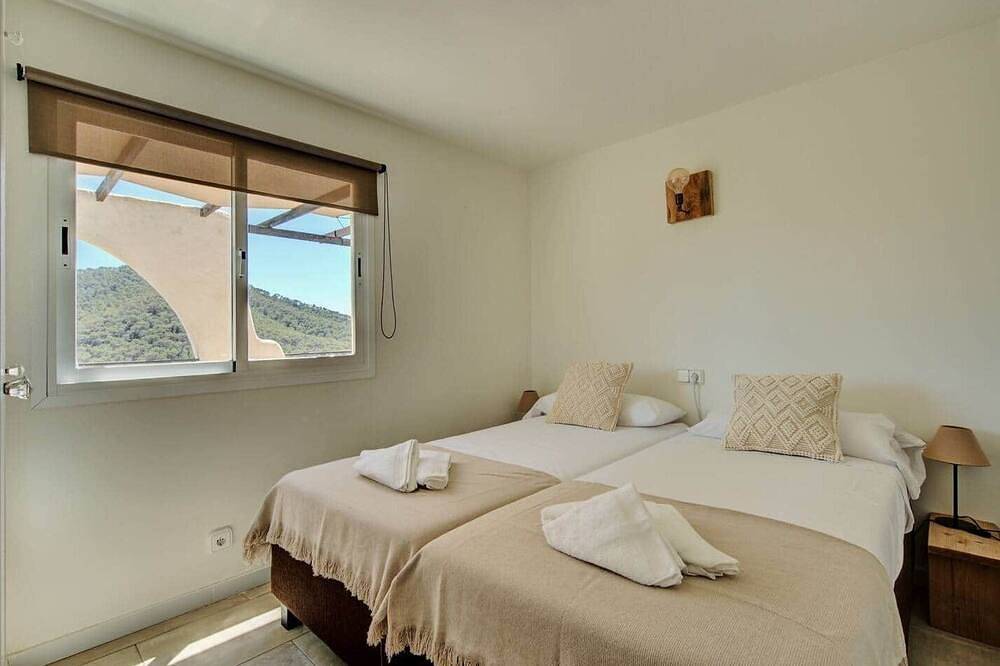 Entire apartment, Apartment nº7, 1 bedroom, 1 bathroom in Cala Llonga, Santa Eulària des Riu
