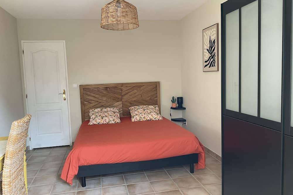 Les Brugiéres, in a peaceful setting on the edge of the woods. in Salavas, Ardèche