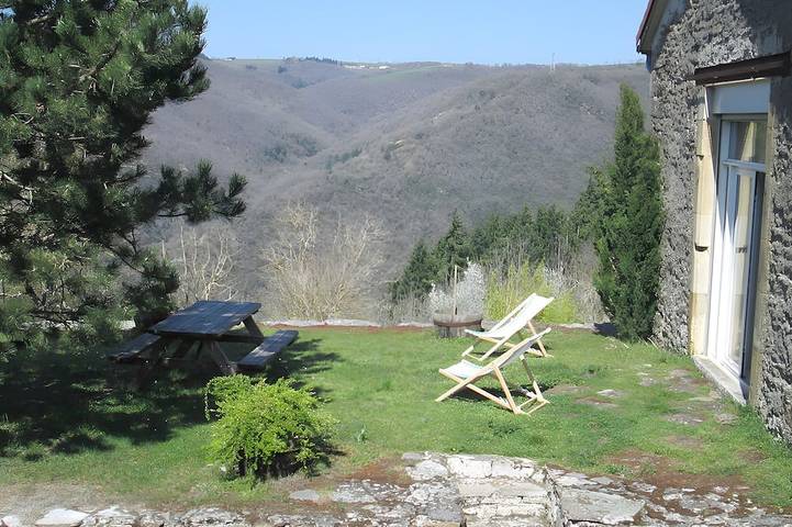 Gîte pour 6 personnes, avec terrasse et jardin