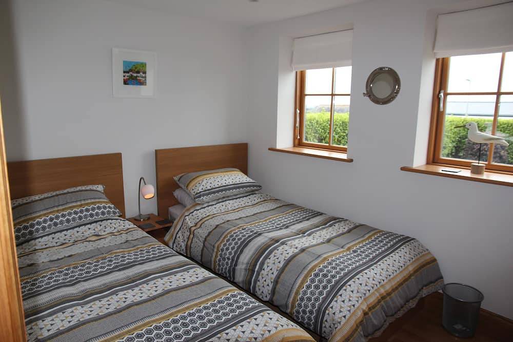Stunning spacious house incredible views to estuary sleeps 6 pet, near St Mawes in Cornwall
