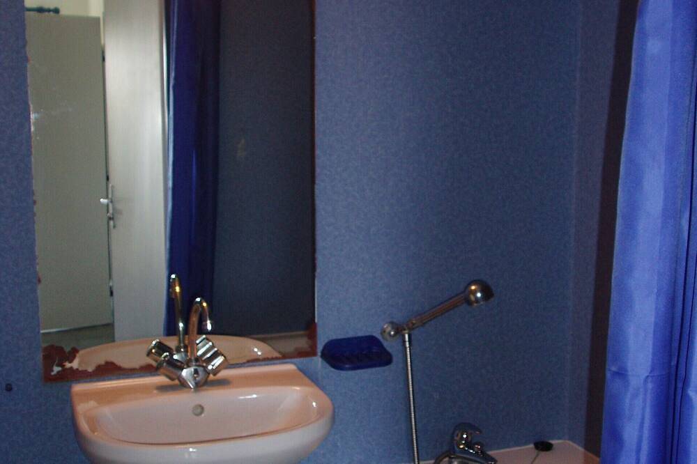 Small house, 300 m from the beach, sleeps 7, swimming pool in the residence in Saint-Michel-Chef-Chef, Côte de Jade