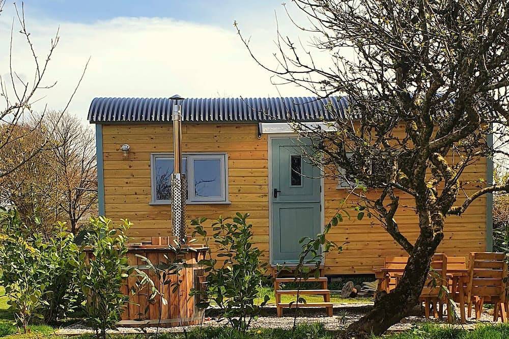 Exquisite Shepherd's Hut With Hot Tub - Between Moor and sea in Cornwall