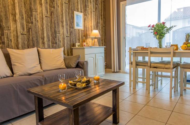 Location de vacances pour 2 personnes, avec Terrasse ainsi que Jardin et Vue à Jonzac