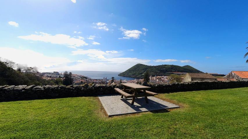 Casa de férias para 8 pessoas, com Vista para o mar e Varanda/Terraço e ainda Jacuzzi and Jardim em Angra do Heroísmo