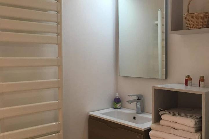 Location de vacances pour 2 personnes, avec terrasse et jardin à Lioux - 3