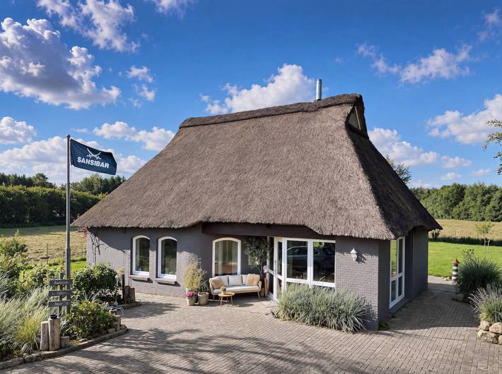 Casa con techo de paja 'Atelier Bankrovers' en ubicación exclusiva con estufa de leña y sauna de barril in Gokels, Distrito de Rendsburg-Eckernförde