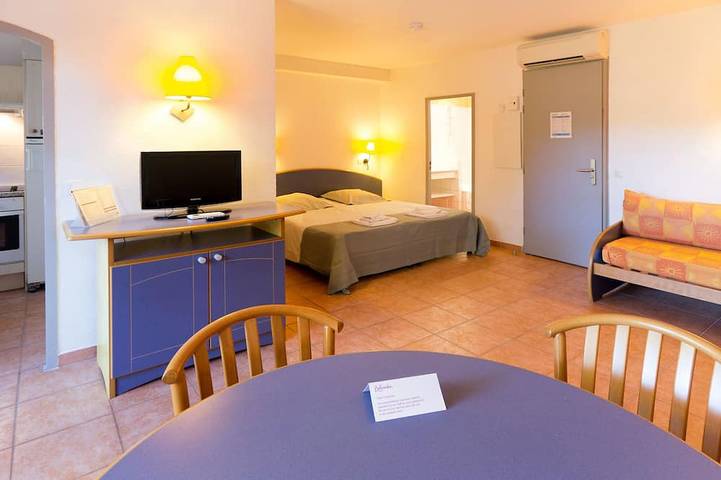 Gîte pour 4 personnes, avec piscine et jardin, animaux acceptés dans Plage de Boulouris - 2