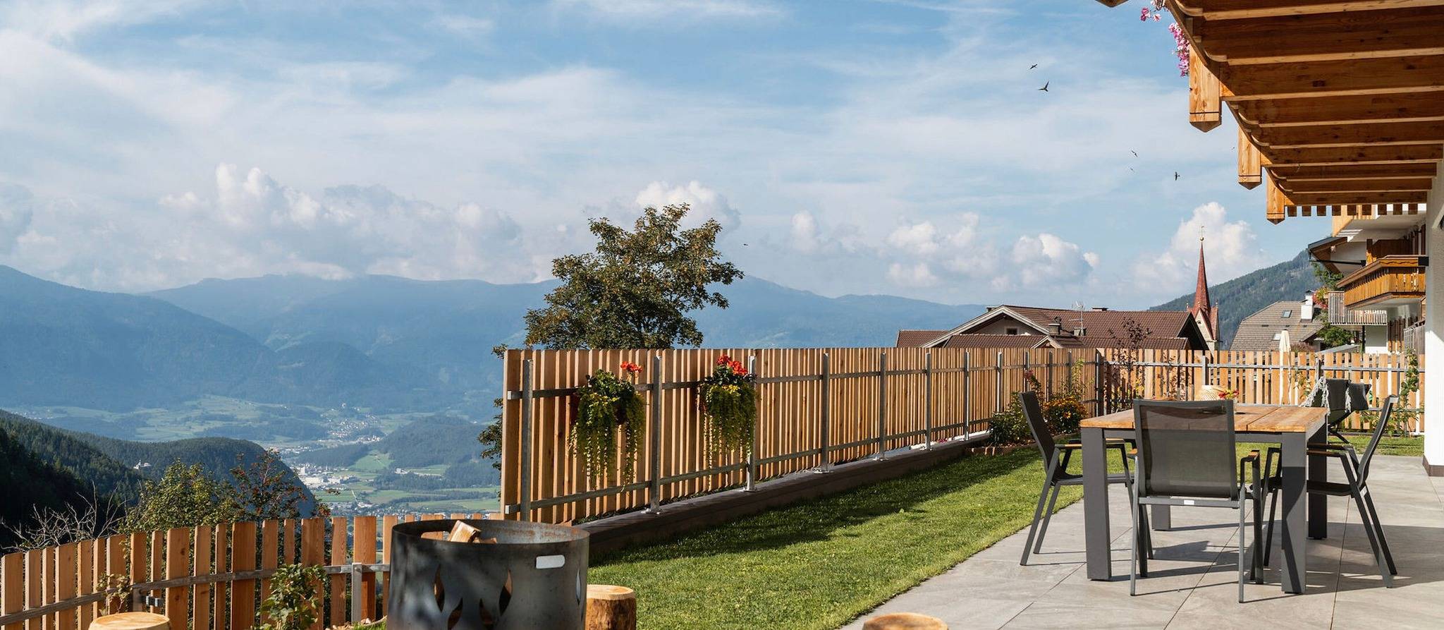 Entire apartment, Apartment 'Huberhof Alpenrose' with Mountain View, Private Terrace and Wi-Fi in Gais, Kronplatz