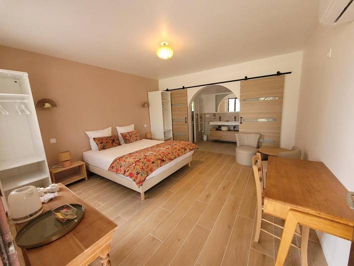 Location de vacances pour 2 personnes, avec vue ainsi que piscine et jardin, animaux acceptés à Mortagne-sur-Gironde - 2