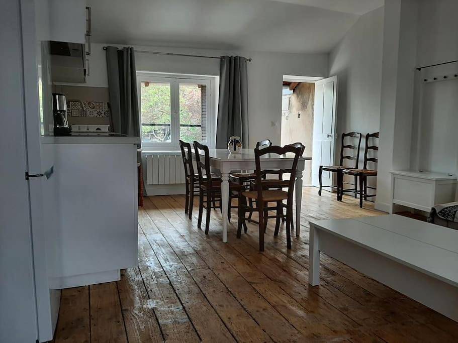 Appartement entier, Two-Bedroom Apartment in Albigny-sur-Saône, Lyon et ses environs
