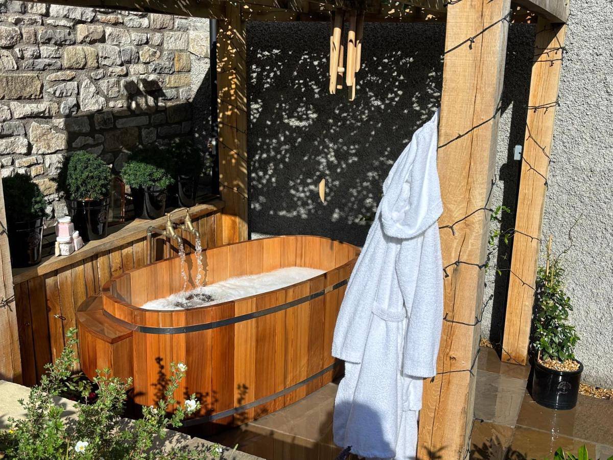 Entire apartment, Peak District Romantic Courtyard Loft, with Outdoor Japanese Whirlpool Bath in Winster, Derbyshire