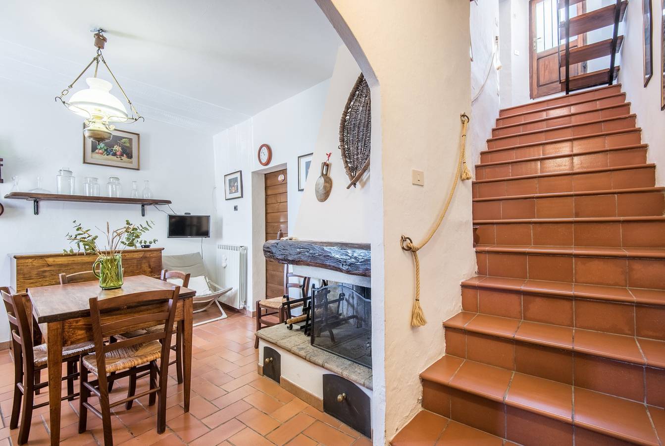 Entire apartment, Apartment 'Casa Francesca' with Hills View & Courtyard in Montalcino, Val d'Orcia