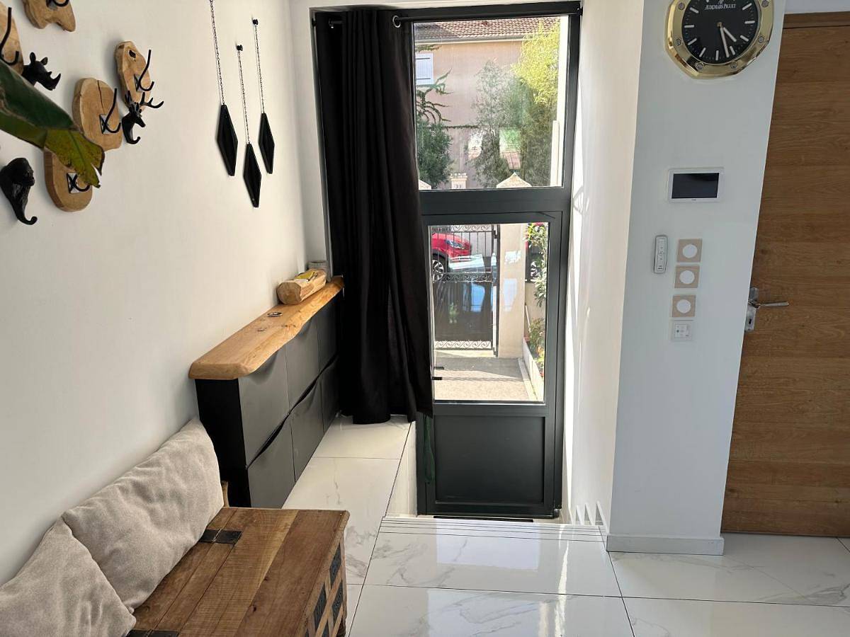 Villa lyon 8e, 8 personnes Piscine jardin, parking privé, terrain de pétanque in Lyon, Lyon et ses environs