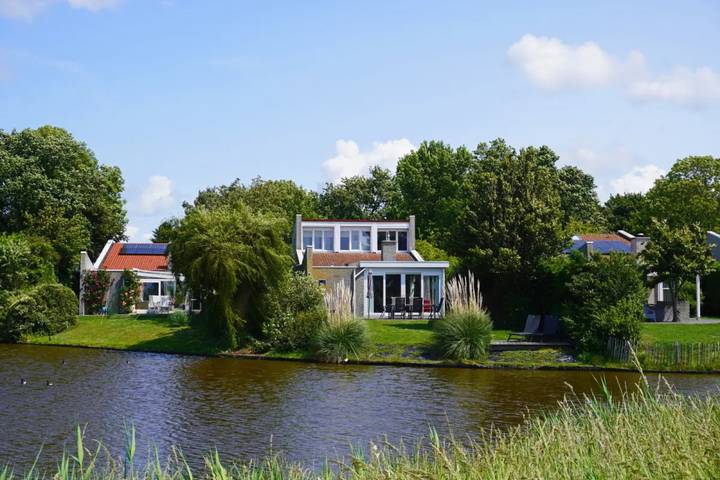 Bungalow für 8 Personen, mit Terrasse und Garten sowie Sauna