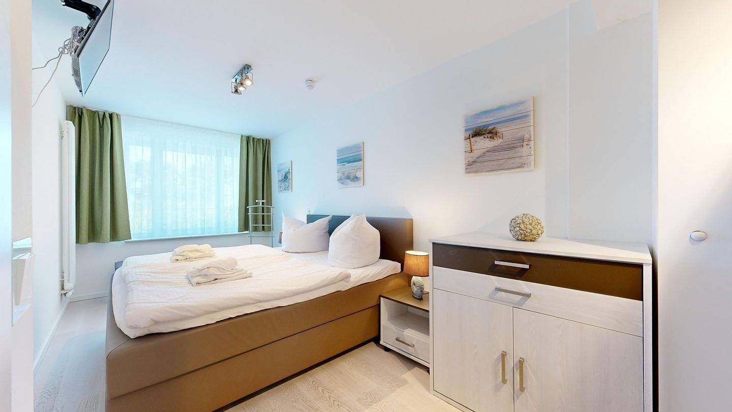 Ganze Wohnung, Ostseeblick - Exklusive Ferienwohnung in Prora mit großem Balkon und Sauna in Strand Prora, Binz