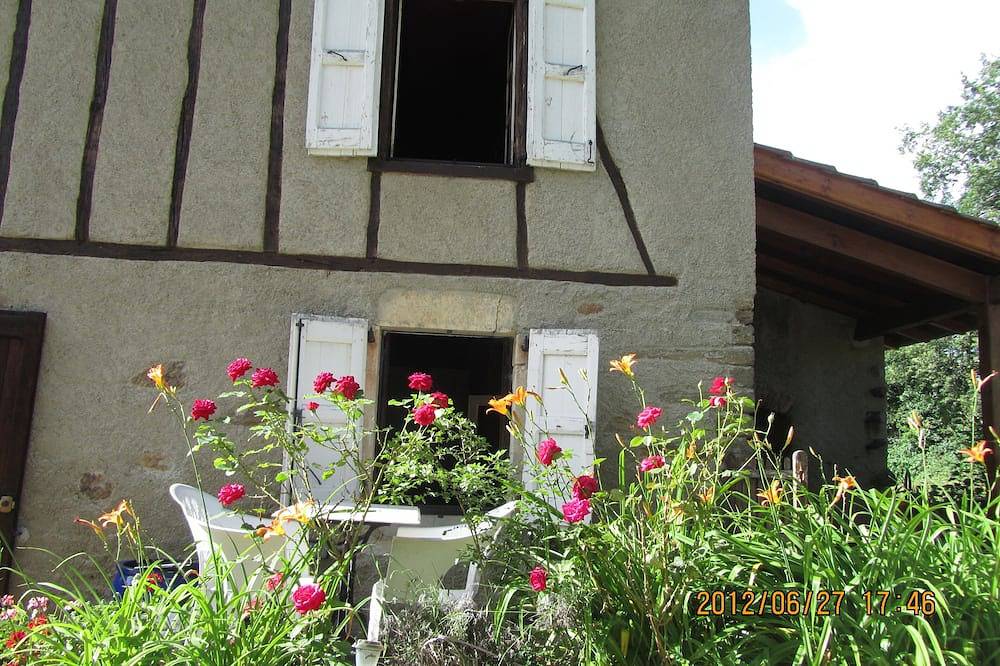 En el verde de una casa con entramado de madera con luces suaves. in Maurs, Región de Aurillac