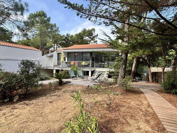 Location de vacances pour 10 personnes, avec jardin et balcon dans Office De Tourisme De La Tranche Sur Mer - 2