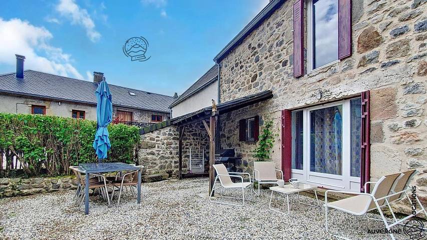 Location de vacances pour 4 personnes, avec terrasse à Chambon-sur-Lac - 2