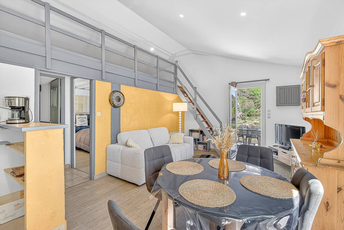 Maison de Vacances 'Les Iris' avec Vue sur la Montagne, Terrasse Privée et Wi-Fi in La Robine-sur-Galabre, Alpes-de-Haute-Provence