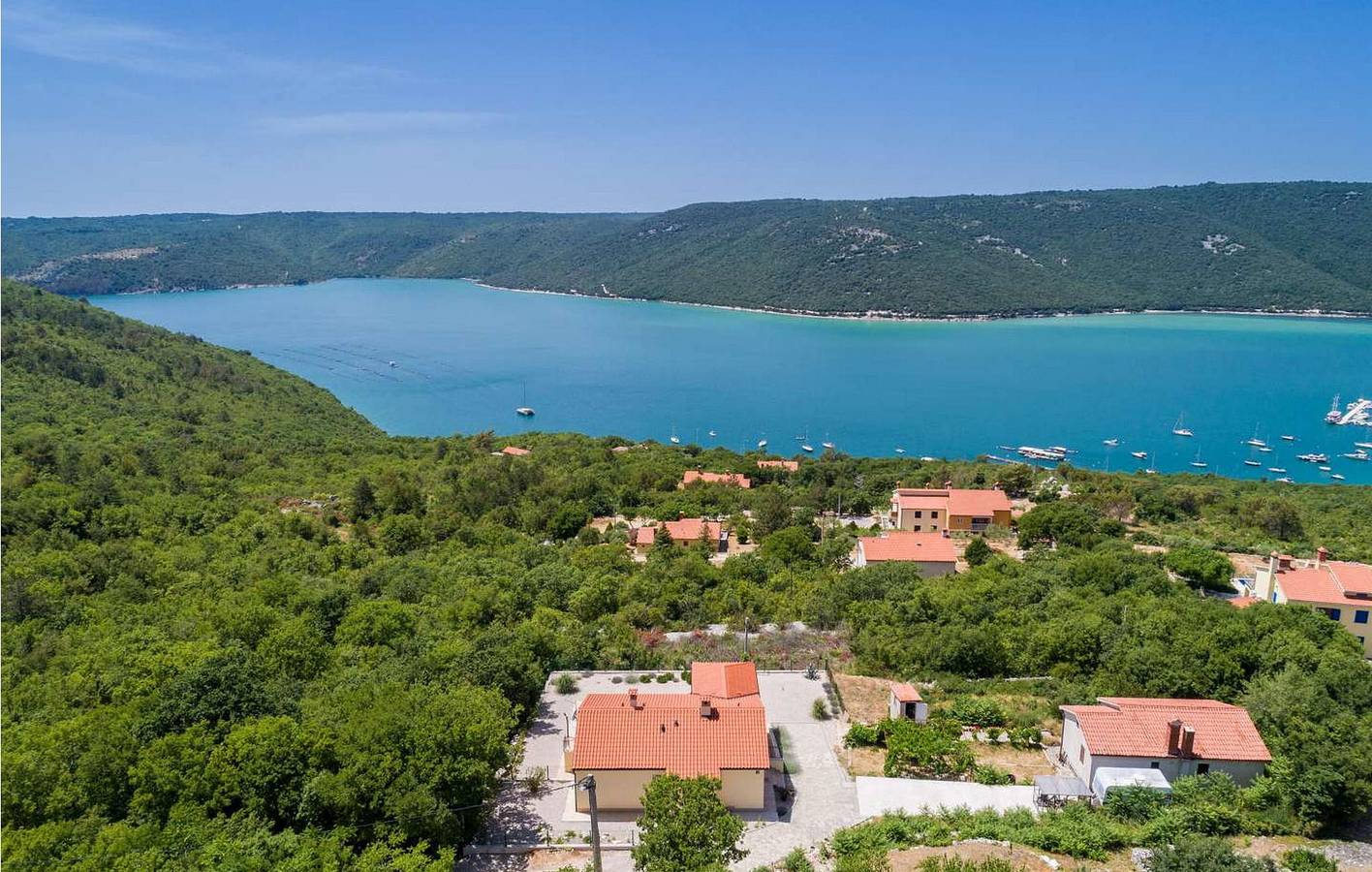 Charmant appartement de 2 chambres avec piscine, terrasse et situé près du littoral in Raša, Côte Est de l'Istrie